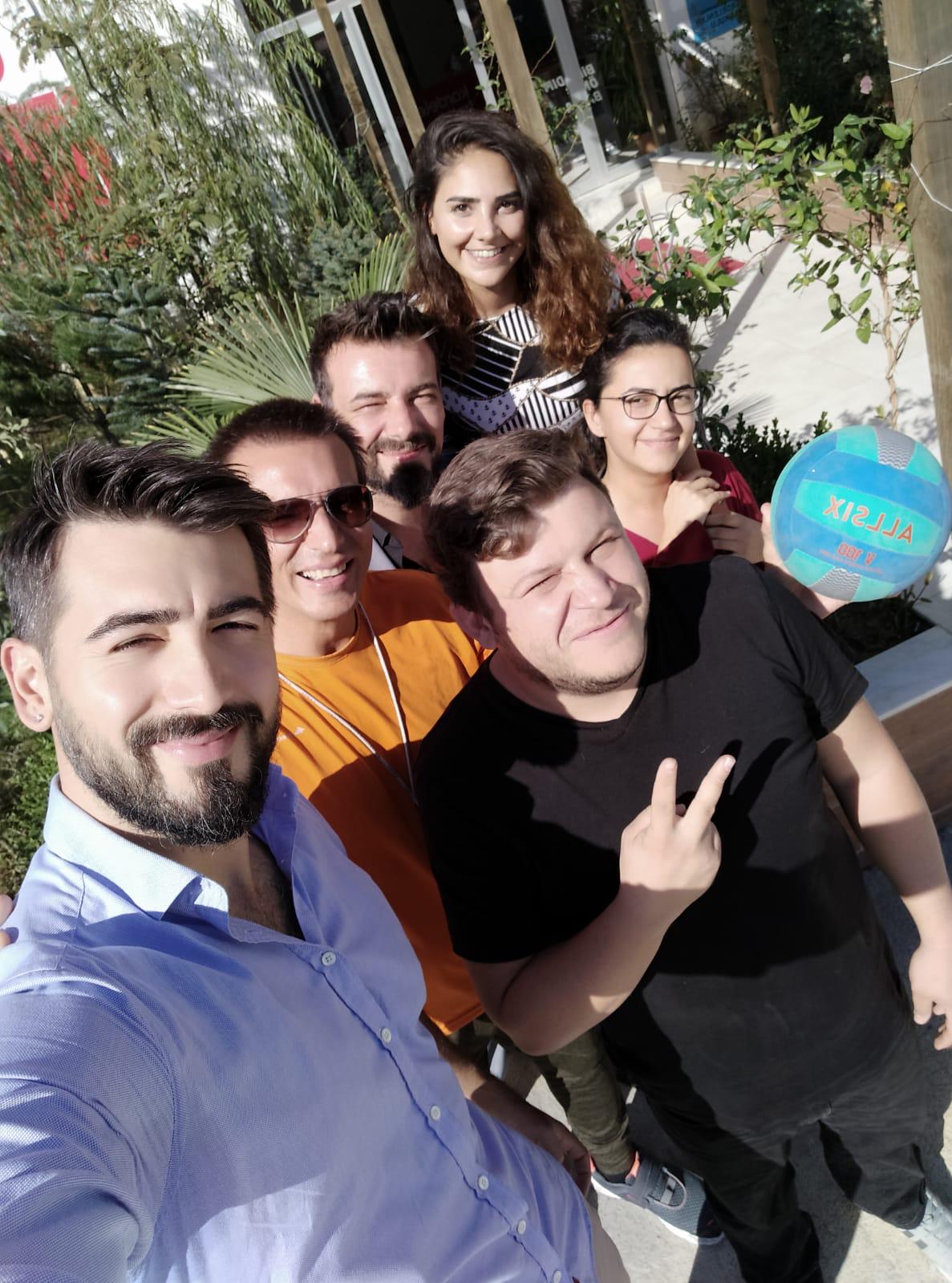 İbrahim Akşeker, Kardelenler Anadolu Lisesi'nde öğrencilerle bir araya geldi İbrahim Akşeker, Kardelenler Anadolu Lisesi'nde öğrencilerle bir araya geldi