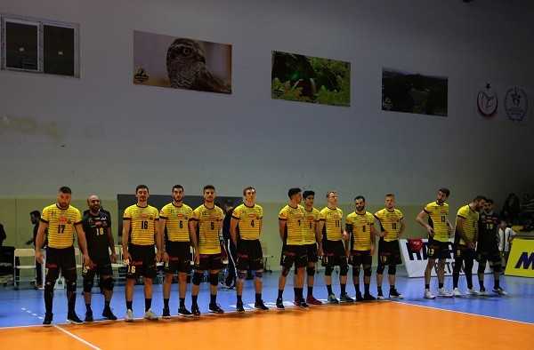 Dört set, 2,5 saat, kazanan Arhavi Voleybol