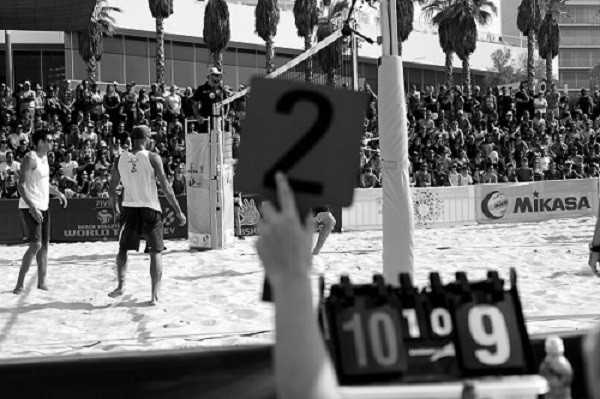 Siyah Beyaz Fotoğraflar ve İsrail’de İlk Plaj Voleybolu Turnuvası
