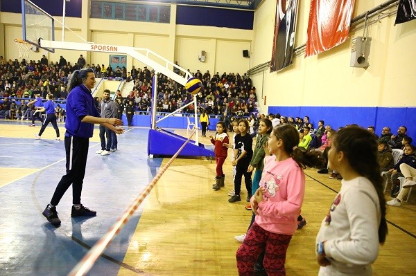 Aydın'ın Sultanları Yenipazar'da en lezzetli etkinlikte voleybol severlerle buluştu