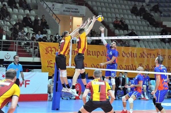 Galatasaray zirvedeki yerini korudu