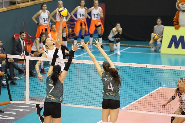 Eczacıbaşı VitrA PTT'yi 3-0'la geçti