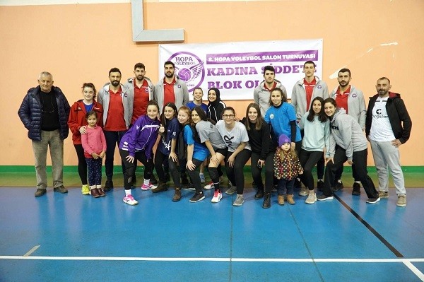 Halkbanklı Oyuncular Hopa Voleybol'un “Kadına Şiddete Blok Ol” turnuvasına destek verdi