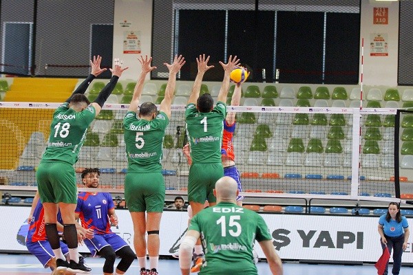 İBB deplasmanda set verdi, puan vermedi