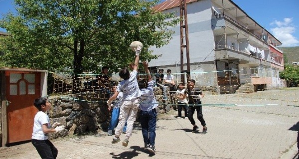 VİDEO HABER: Solhan'da yasak bitti, fileler kuruldu futbol topu ile voleybol oynandı