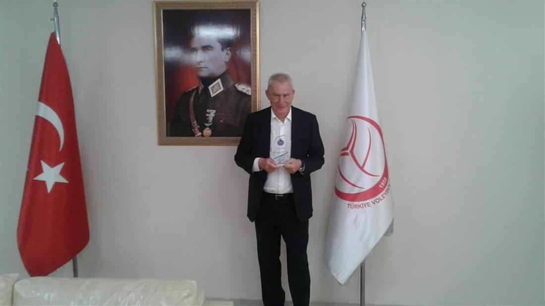 İzmir VAD, Osman Kahraman'a plaket verdi