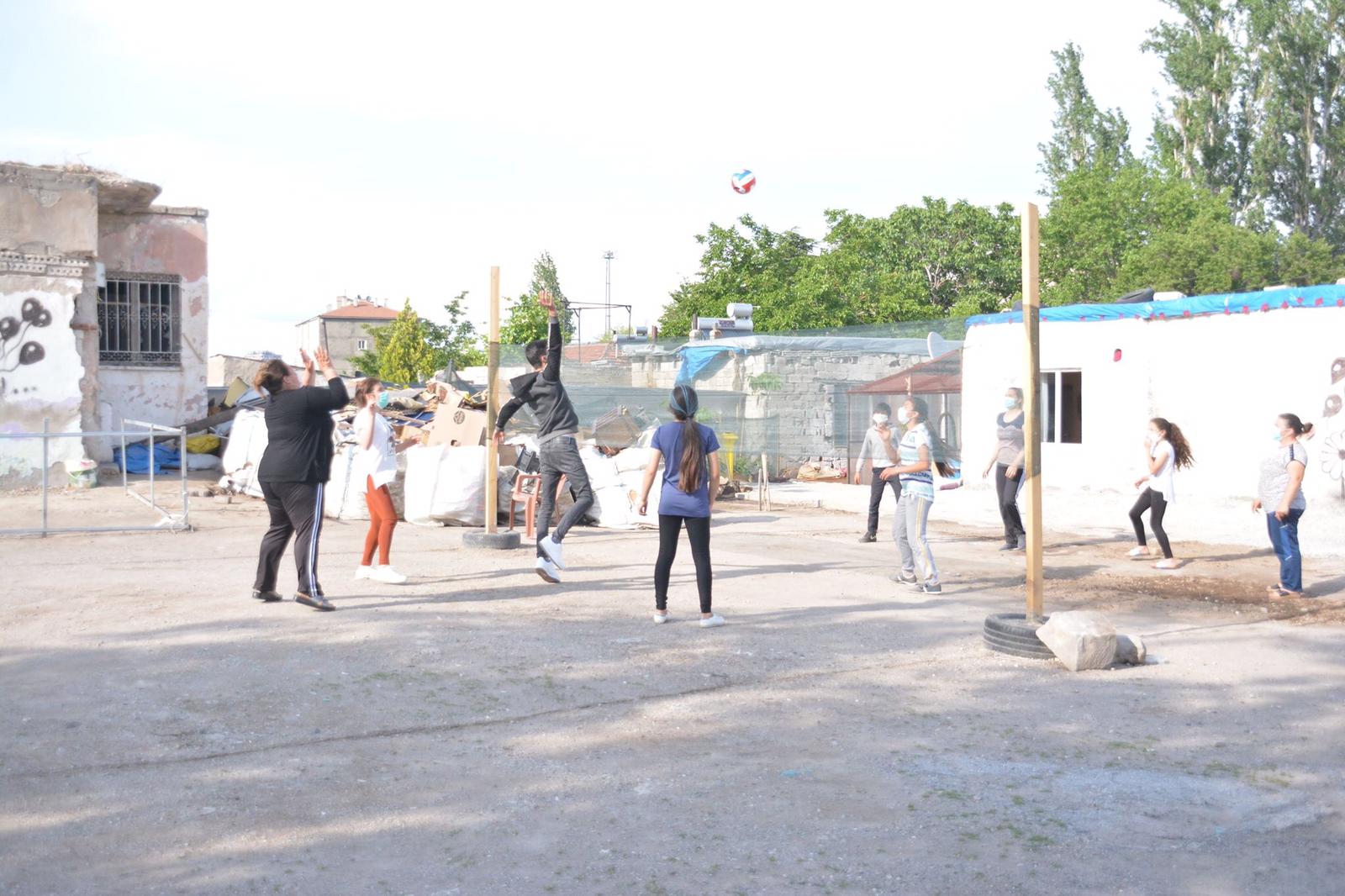 Kayseri'de voleybol oynamaya sevgisi