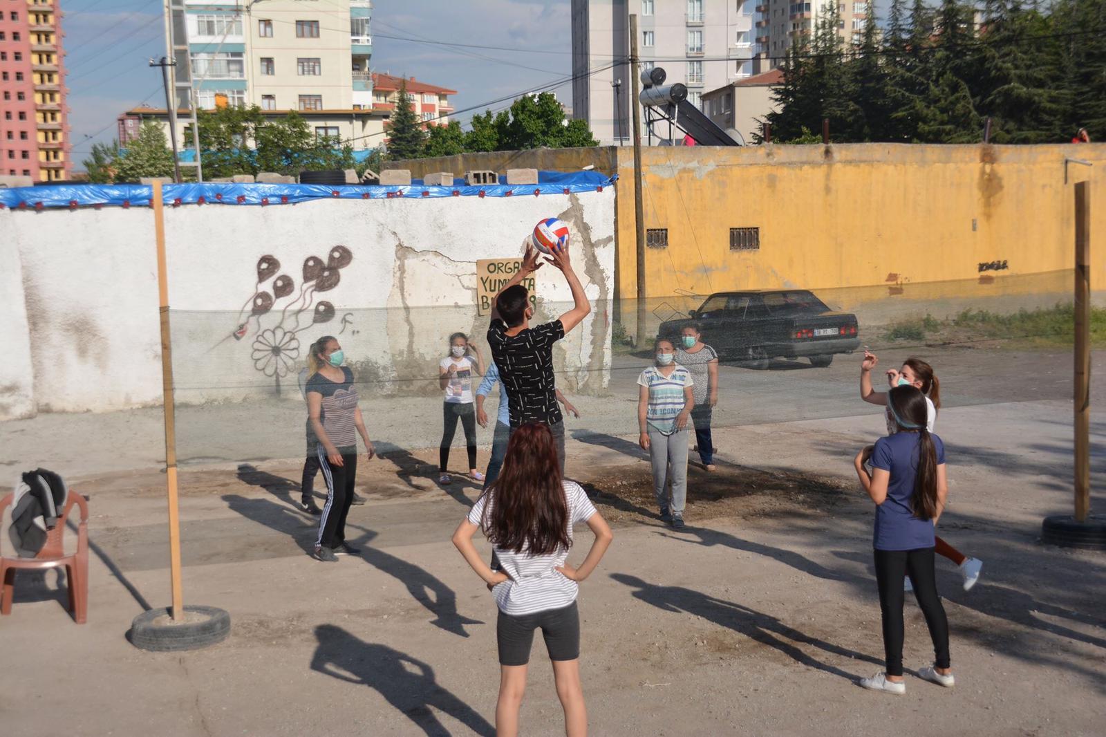 Kayseri'de voleybol oynamaya sevgisi