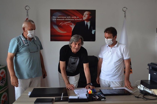 Şükrü Yengil Arhavi Voleybol ile imzaladı