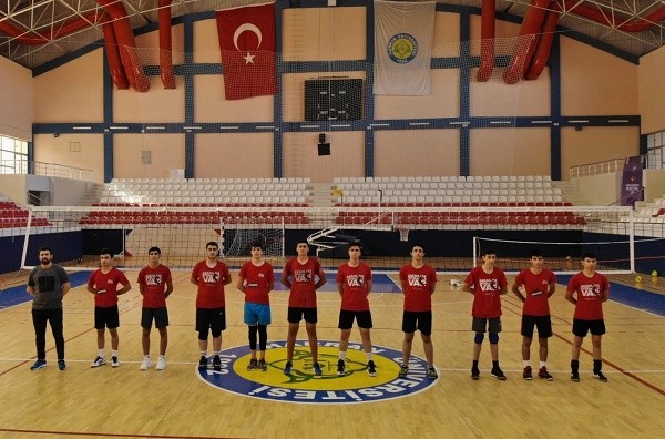 Yakup hoca, Şanlıurfa'da geleceğin voleybolcularını yetişiyor