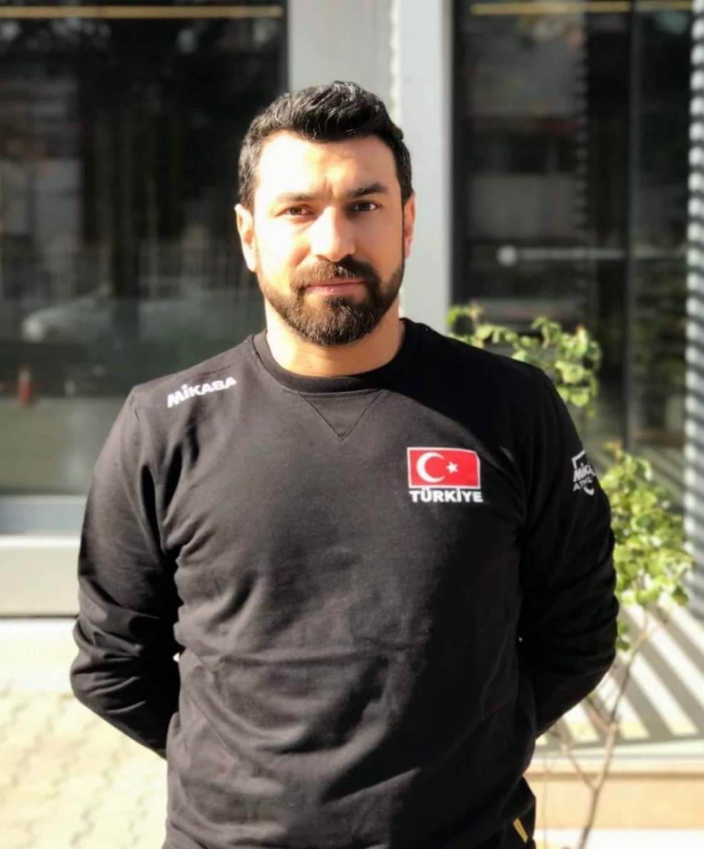 Yakup hoca, Şanlıurfa'da geleceğin voleybolcularını yetişiyor