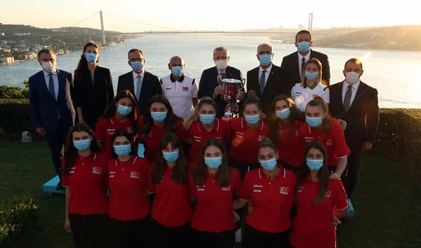 Cumhurbaşkanı Erdoğan, Avrupa Şampiyonu olan Türkiye U19 Millî Takımı’nı kabul etti