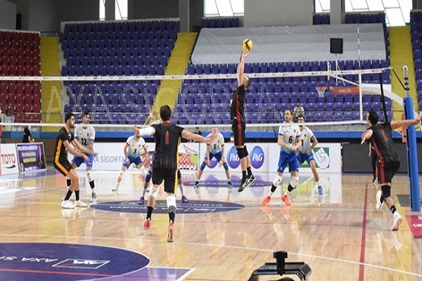 Cim Bom Afyon'da set vermeden 3 puanı kaptı