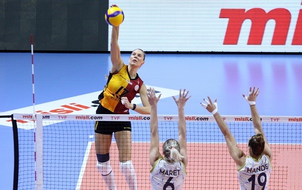 Cim Bom, ilk seti verdi maçı aldı