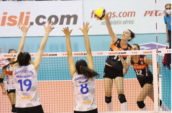 Nilüfer Belediyespor, karantinadan çıkan Eczacıbaşı VitrA'yı 3-2 yendi