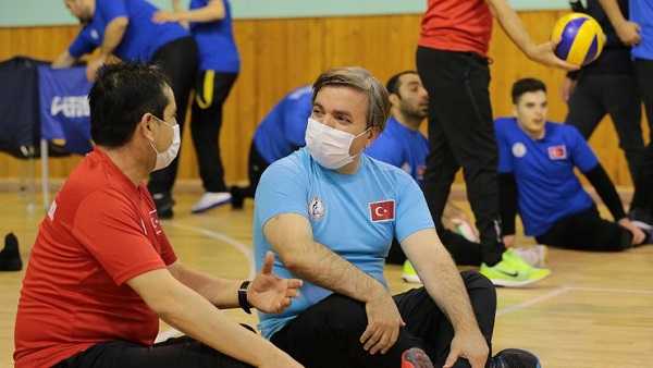 Aksaray Valisi Hamza Aydoğdu oturarak voleybol oynadı