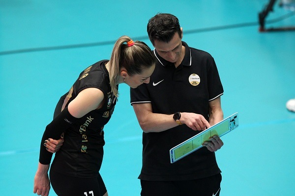 VakıfBank, üst üste 9. yarı final için sahada