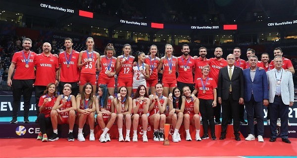 Sultanlar, kupa ve madalyalarını aldı