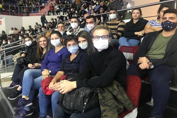 Maçı yöneten arkadaşlarına destek verdiler