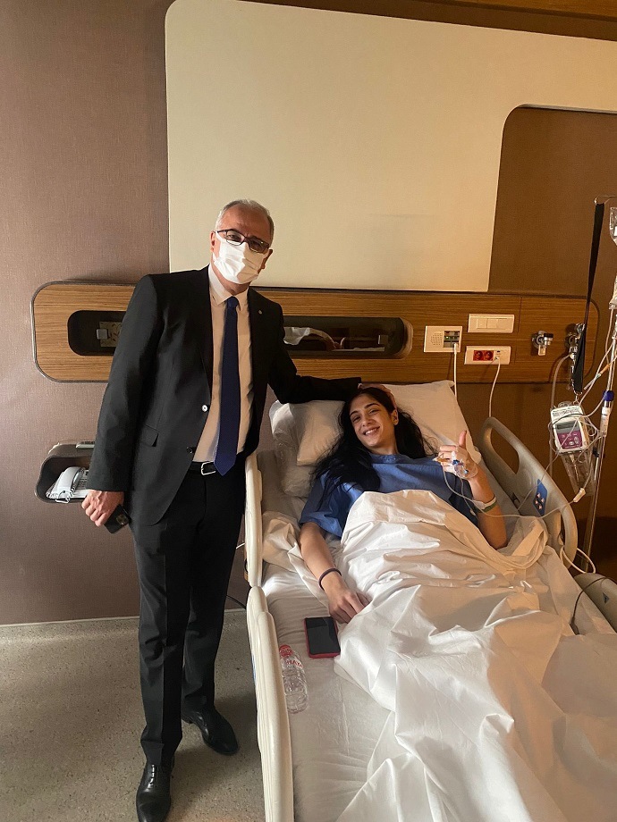 Ameliyat olan Yasemin'in ilk ziyaretçisi Akif Başkan oldu