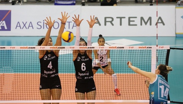 Eczacıbaşı Lider PTT'yi 3-0 yendi