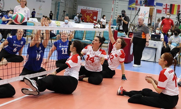 En popüler engelsiz sporu: Oturarak Voleybol
