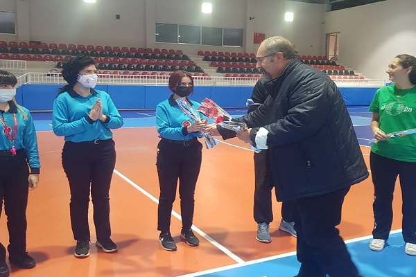 Eskişehir Voleybol İl Temsilciliği Öğretmenler Gününü çiçekle kutladı