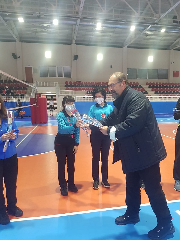 Eskişehir Voleybol İl Temsilciliği Öğretmenler Gününü çiçekle kutladı