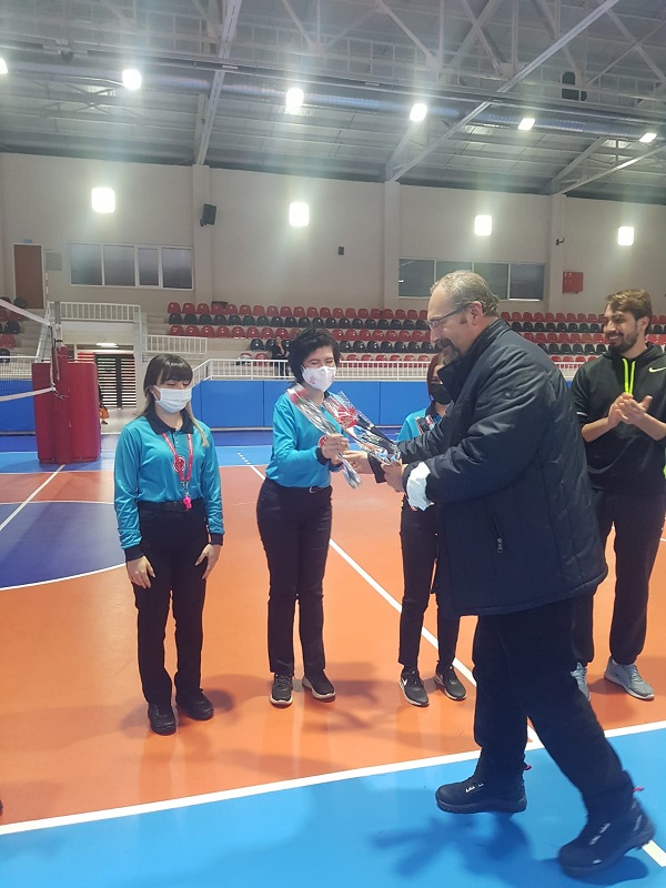 Eskişehir Voleybol İl Temsilciliği Öğretmenler Gününü çiçekle kutladı