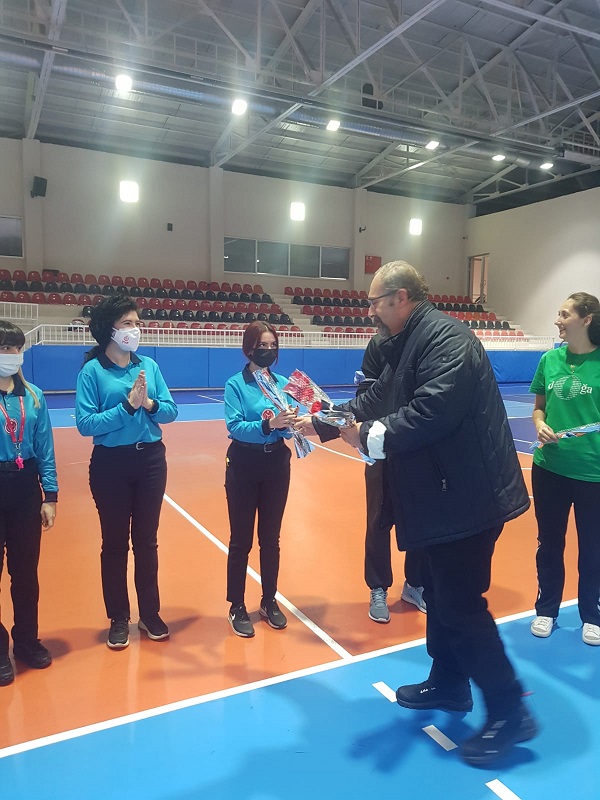 Eskişehir Voleybol İl Temsilciliği Öğretmenler Gününü çiçekle kutladı