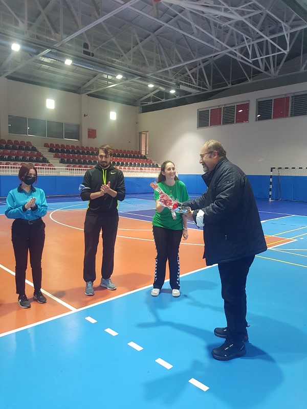 Eskişehir Voleybol İl Temsilciliği Öğretmenler Gününü çiçekle kutladı
