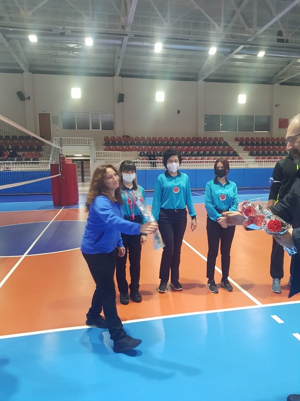 Eskişehir Voleybol İl Temsilciliği Öğretmenler Gününü çiçekle kutladı