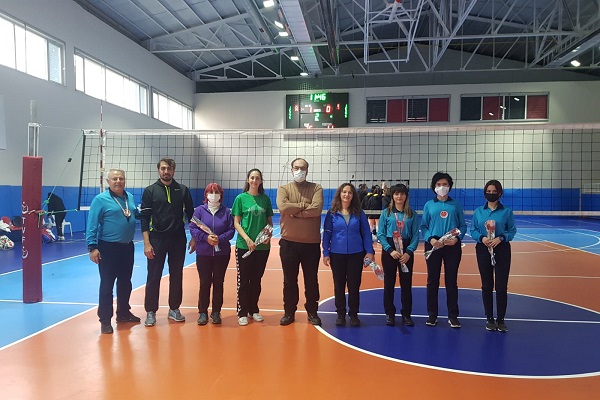 Eskişehir Voleybol İl Temsilciliği Öğretmenler Gününü çiçekle kutladı