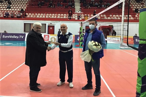 Komşu'dan Hakemimize Jest