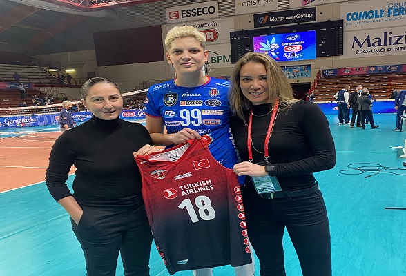 Ebrar Karakurt’a eski takımından Teşekkür Plaketi