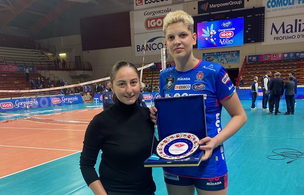 Ebrar Karakurt’a eski takımından Teşekkür Plaketi