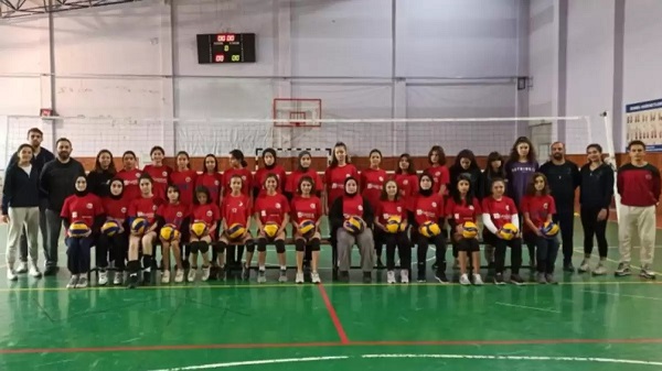 Düzce'de 3 arkadaş, voleybol için kolları sıvadı