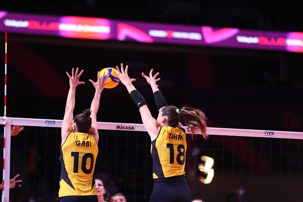 VakıfBank Altay'ı kolay geçti