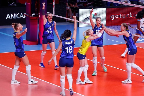 Fenerbahçe Opet, rekor set skoru elde ettiği maçta bronz madalyanın sahibi oldu