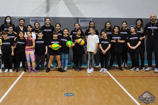 Nootsara Tomkom, Merve Dalbeler Voleybol Akademi'nin konuğu oldu