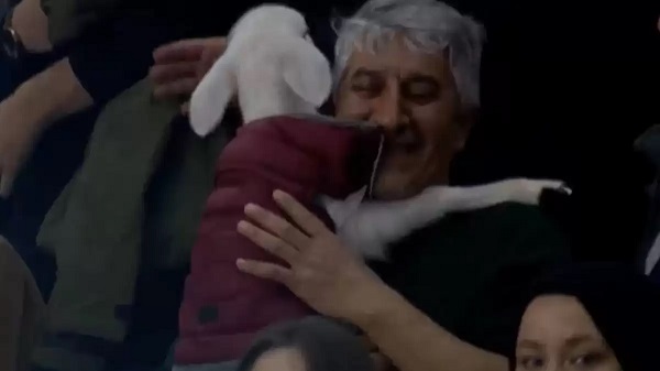 “Evde canı sıkıldı, maça getirdim”