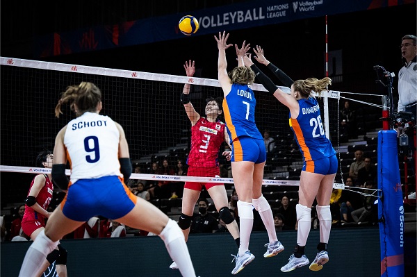 Hollanda, yenilgisiz Japonya'yı durdurdu