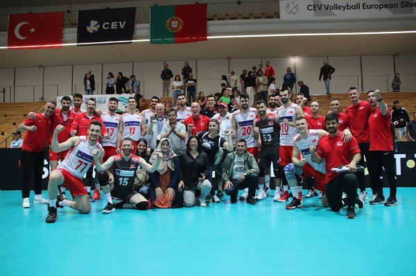 Efeler Portekiz'den de 3 puanla döndü