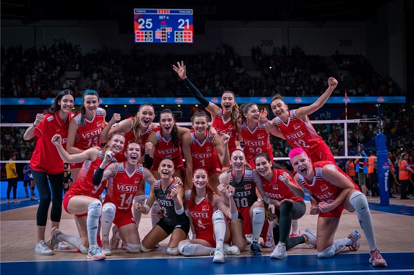 Türk Voleybolu 1 günde 3 yarı final maçına çıkacak