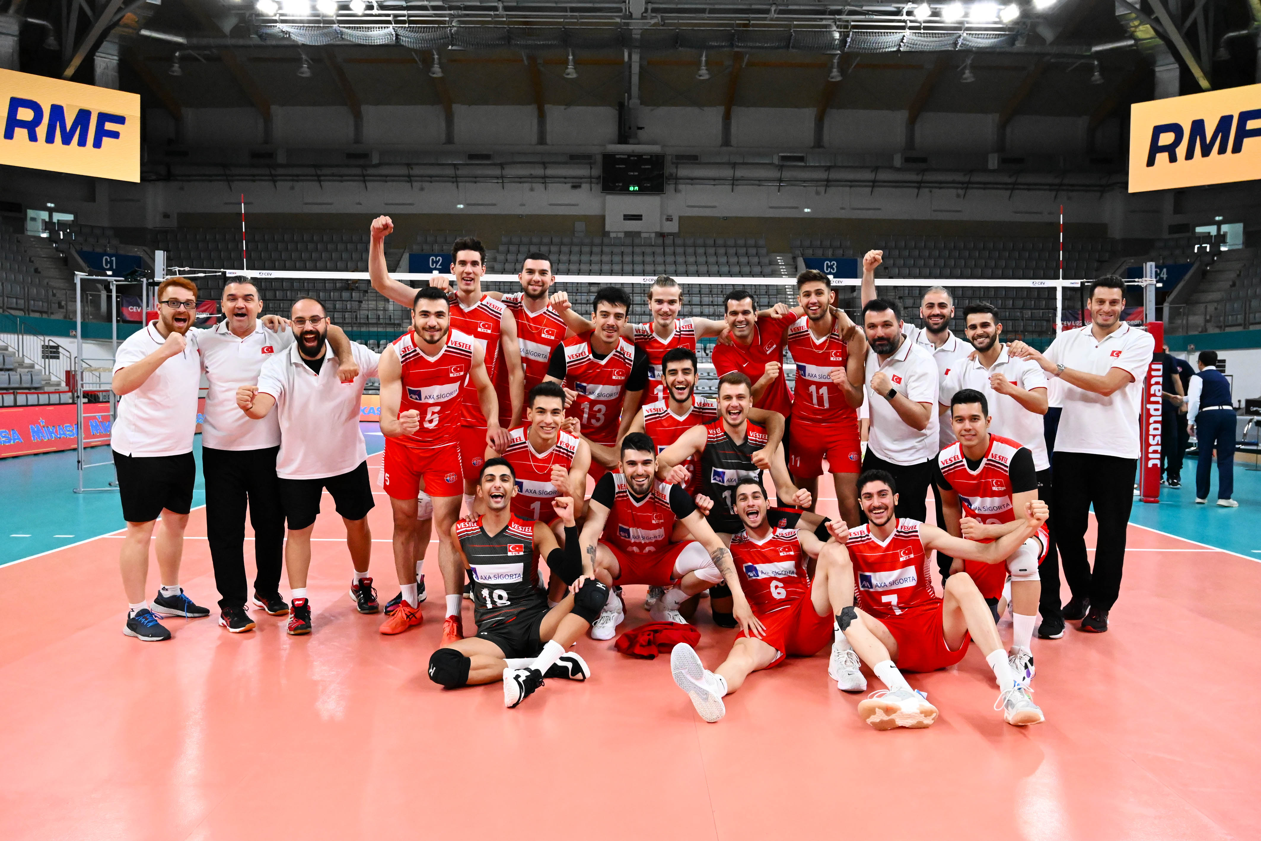 Türk Voleybolu 1 günde 3 yarı final maçına çıkacak