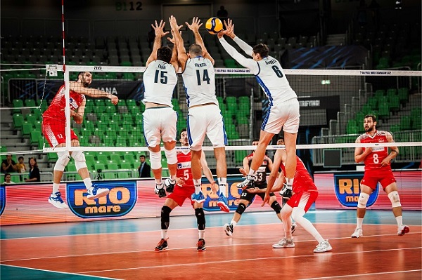 Efeler, İtalya'ya 3-0 kaybetti