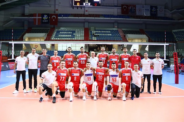 Danimarka'yı 3-1 yenen Efeler, liderliğe yükseldi