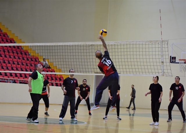 Osmaniye'de 24 Kasım Öğretmenler Günü Voleybol Turnuvası başladı