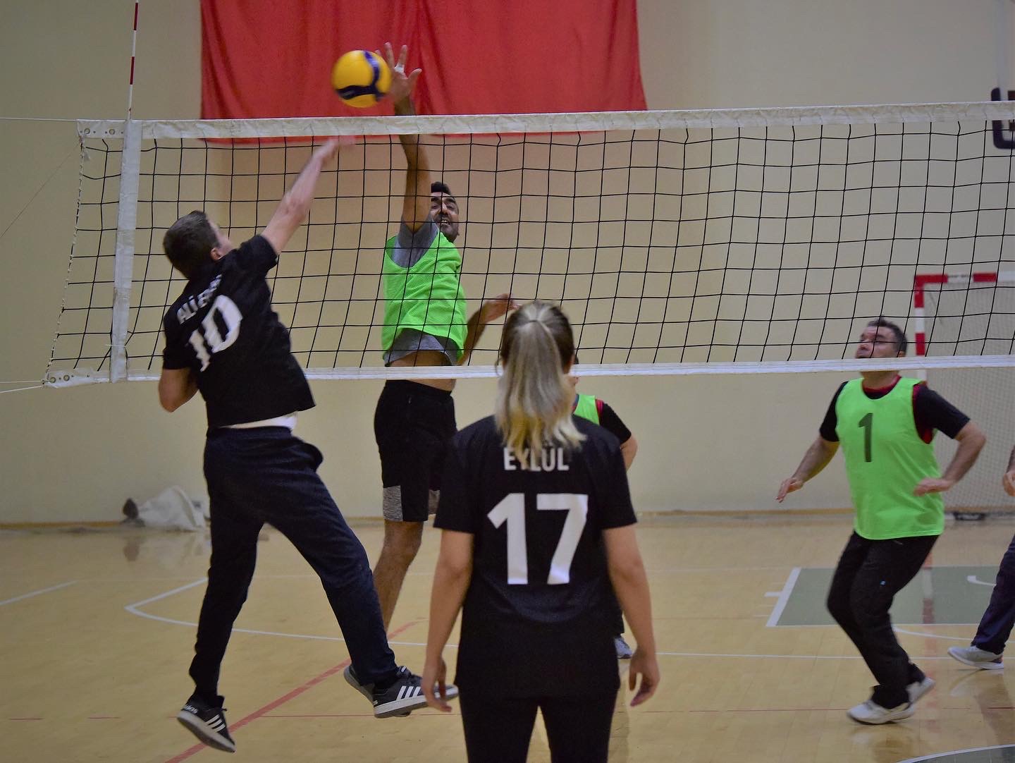 Osmaniye'de 24 Kasım Öğretmenler Günü Voleybol Turnuvası başladı