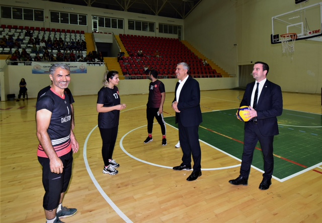Osmaniye'de 24 Kasım Öğretmenler Günü Voleybol Turnuvası başladı